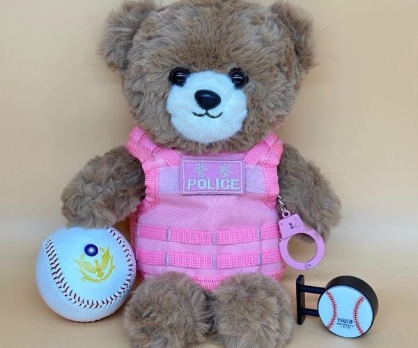 粉紅旋風來襲！小港警攜手網紅伊辰推反詐　刑警熊萌力出擊守護荷包1